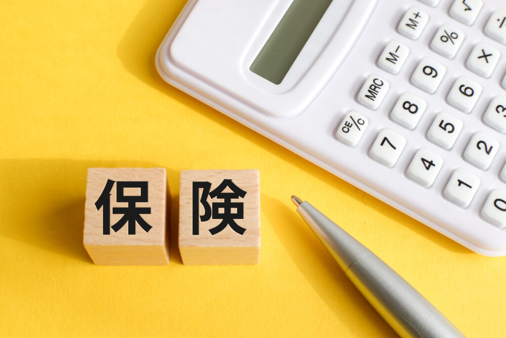 保険の文字と電卓
